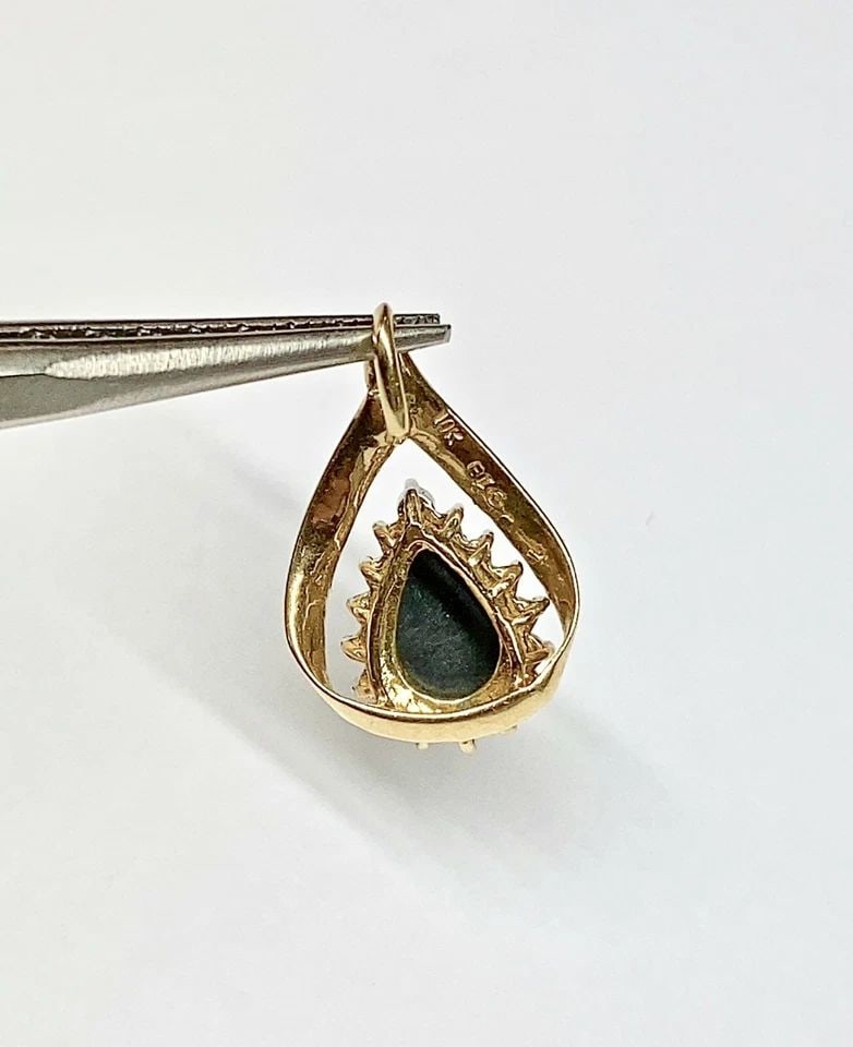 WOMEN'S 10K YELLOW GOLD PENDANT WITH OPAL TRIPLET AND DIAMOND 1.6 GRAM: WOMEN'S 10K YELLOW GOLD PENDANT WITH OPAL TRIPLET AND DIAMOND Women's 10k Yellow Gold Pendant with Opal Triplet and Diamond You are bidding on a pre-owned Women's 10k Yellow Gold Pendant with Triplet 