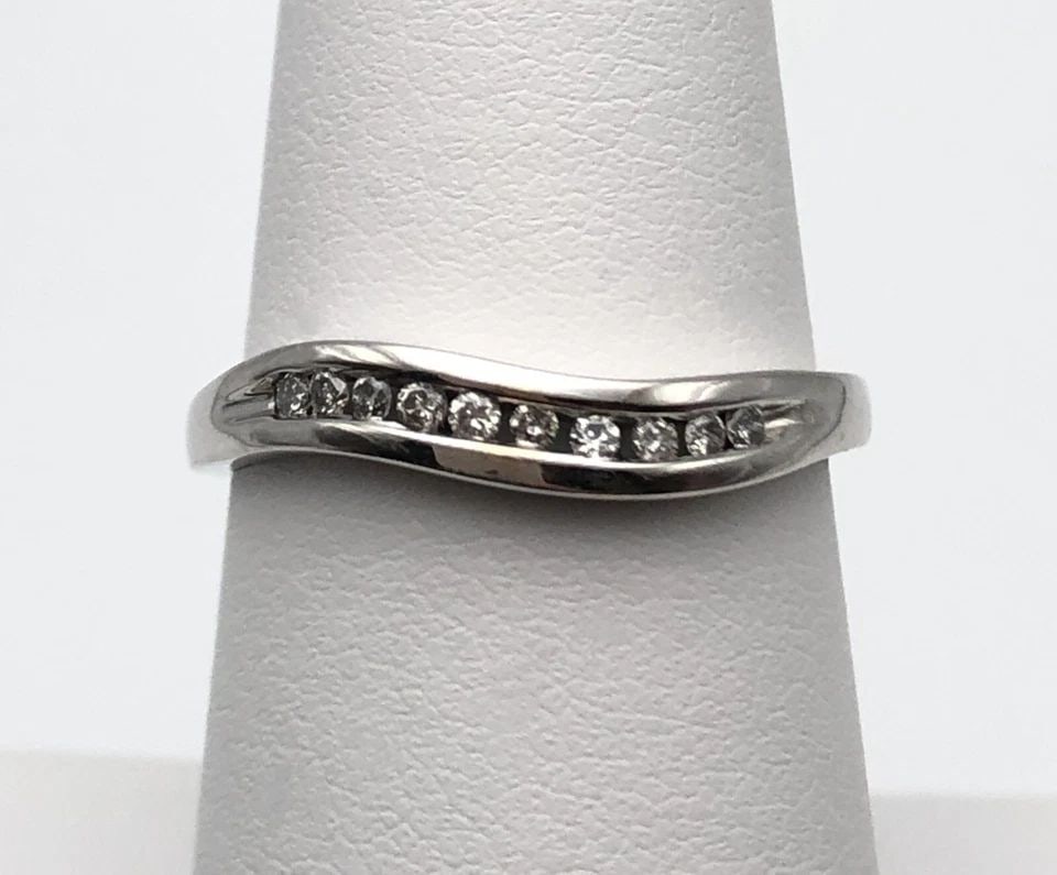 10K WHITE GOLD CURVED RING 0.10CTW NATURAL DIAMONDS (SIZE 7) 2.1 GRAM: 10K WHITE GOLD RING, WAVY SHAPED WITH 0.10CTS OF DIAMONDS SIZE: 7 10k White Gold Ring, Wavy Shaped with 0.10cts of Diamonds You are bidding on a 10k White Gold Ring, Wavy Shaped with 0.10cts of Diamon