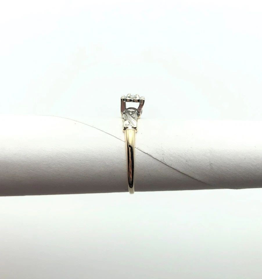 14K YELLOW GOLD RING WITH ILLUSION SET CENTER 0.09CT DIAMOND (SIZE 7) 1.7 GRAM: 14K YELLOW GOLD RING WITH ILLUSION SET CENTER DIAMOND (SIZE: 7) 14k Yellow Gold Ring with illusion set center Diamond You are bidding on a 14k Yellow Gold Ring with illusion set center Diamond. The pi