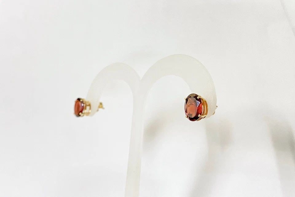 14K YELLOW GOLD EARRINGS WITH 9X7MM OVAL GARNETS 2.0 GRAMS: UNISEX 14K YELLOW GOLD EARRINGS WITH OVAL GARNET Unisex 14k Yellow Gold Earrings with Oval Garnet You are bidding on a pre-owned Unisex 14k Yellow Gold Earrings with Oval Garnet. The earrings have min