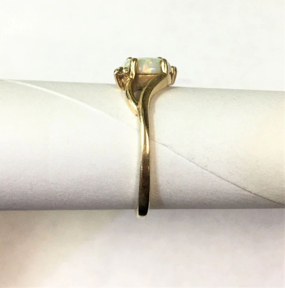 10K GOLD RING, OVAL NATURAL OPAL, 0.02CTS DIAMONDS (SIZE 7) 1.8 GRAM: 10K GOLD RING WITH CENTER OVAL SHAPED NATURAL OPAL AND DIAMONDS (SIZE: 7) 10k Gold Ring with center Oval shaped Natural Opal and Diamonds You are bidding on a 10k Gold Ring with center Oval shaped Nat