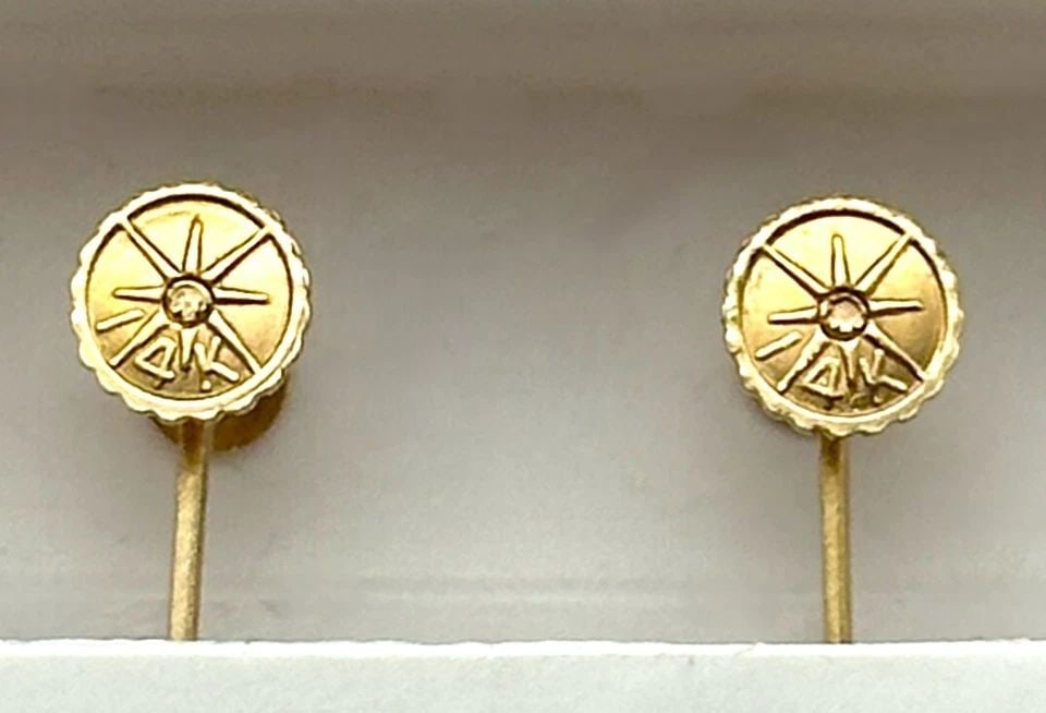 14K GOLD VINTAGE EARRINGS WITH CULTURED PEARLS 2.3 GRAM: 14K GOLD VINTAGE CLIP ON / SCREW BACK STYLE EARRINGS WITH CULTURED PEARLS 2.3G 14k Gold Vintage Clip on / Screw Back Style Earrings with Cultured Pearls Condition: Vintage, Used Material: 14k Yellow G
