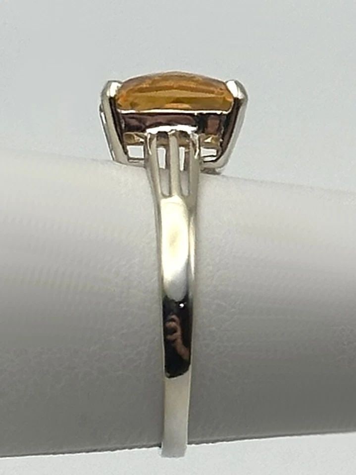 14K WHITE GOLD RING WITH RECTANGLE CUT CITRINE (SIZE 6.75) 1.8 GRAM: 14K WHITE GOLD RING WITH RECTANGLE CUT CITRINE STONE SIZE: 6.75 1.8G 14k White Gold Ring with rectangle cut Citrine stone Condition: Used, has been cleaned Material: 14k White Gold Ring Size: 6.75 Wei