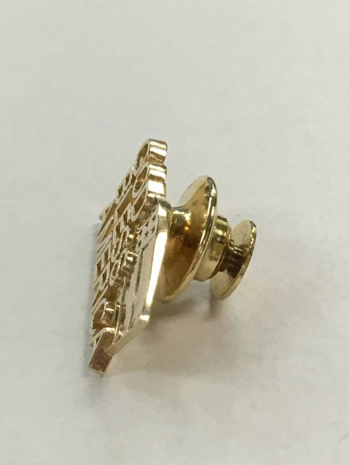 14K YELLOW GOLD "GOD BLESS AMERICA" FLAG PIN 2.1 GRAMS 14K: 14K YELLOW GOLD "GOD BLESS AMERICA" PIN 14k Yellow Gold "God Bless America" Pin You are bidding on a pre-owned 14k Yellow Gold "God Bless America" Pin. Piece has been cleaned by our in house Jewelers 