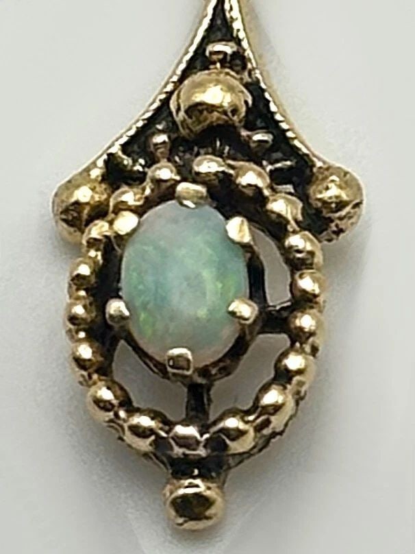 14K GOLD PENDANT WITH NATURAL OPAL AND BEAUTIFUL BLACK ANTIQUING 1.4 GRAMS: 14K GOLD PENDANT WITH NATURAL OPAL AND BEAUTIFUL BLACK ANTIQUING 1.4 GRAMS 14k Gold Pendant with Natural Opal and beautiful black antiquing Condition: Used, has some wear but piece is vintage so that 