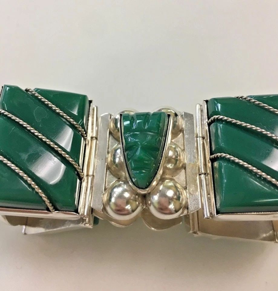 STERLING SILVER LINKED BRACELET WITH GREEN ONYX (7 INCH) 65.5 GRAM: STERLING SILVER LINKED BRACELET WITH GREEN ONYX Sterling Silver Linked Bracelet with Green Onyx You are bidding on a pre-owned Sterling Silver Linked Bracelet with Green Onyx. There are few minor scra