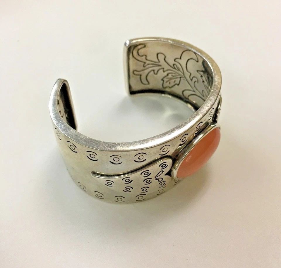 925 STERLING SILVER CUFF / BRACELET WITH PINK OPALITE ( 59.2 GRAMS ): STERLING SILVER BRACELET CUFF WITH PINK OPALITE Sterling Silver Cuff with Pink Opalite You are bidding on a pre-owned Sterling Silver Cuff with Pink Opalite. There are few minor scratches on the cuff 