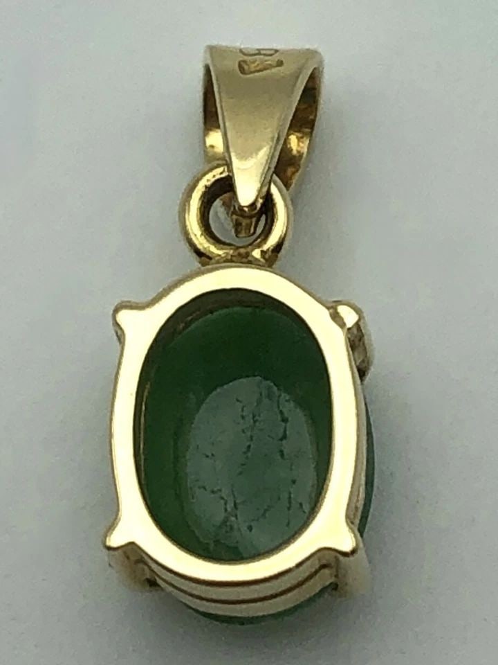 14K GOLD PENDANT WITH GREEN JADE STONE 1.7 GRAMS: 14K GOLD PENDANT WITH GREEN JADE STONE 1.7 GRAMS 14k Gold Pendant with Green Jade stone Condition: Used Material: 14k Yellow Gold Pendant Size: 17mm tall including bail x 7.1mm wide Total Weight: 1.7 