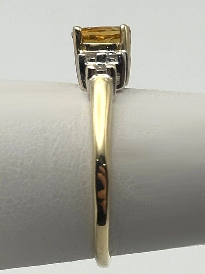 10K GOLD RING WITH CITRINE AND 0.06CTW DIAMONDS (SIZE 7.5) 2 GRAM: 10K GOLD RING WITH CITRINE AND 0.06CTS OF DIAMONDS SIZE: 7.5 10k Gold Ring with center Citrine and 0.06cts of Diamonds Condition: Used, has been cleaned Material: 10k Yellow Gold Ring Size: 7.5 Weight