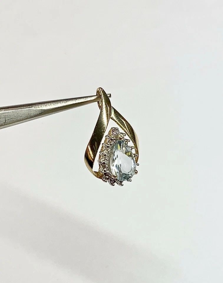 WOMEN'S 10K YELLOW GOLD PENDANT WITH BLUE TOPAZ AND DIAMOND 1.7 GRAM: WOMEN'S 10K YELLOW GOLD PENDANT WITH BLUE TOPAZ AND DIAMOND Women's 10k Yellow Gold Pendant with Blue Topaz and Diamond You are bidding on a pre-owned Women's 10k Yellow Gold Pendant with Blue Topaz a