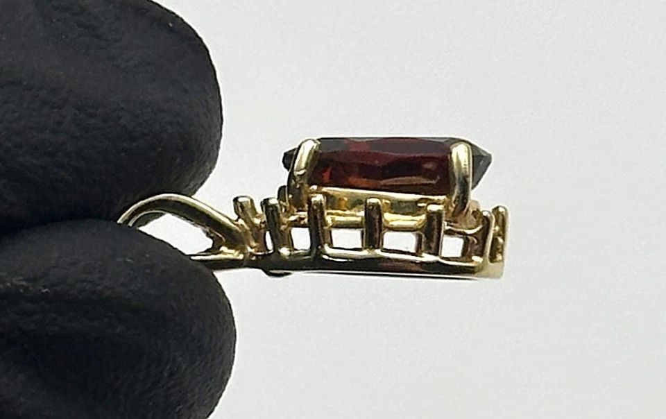 14K GOLD PEAR SHAPED PENDANT WITH GARNET 1.6 GRAMS (1 of 2)