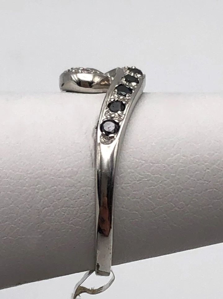 NEW 14K WHITE GOLD CURVED RING 0.15CTW BLACK/WHITE DIAMONDS (SIZE:5.25) 1.5 GRAM: 14K WHITE GOLD CURVED RING WITH BLACK AND WHITE DIAMONDS 0.15CTW SIZE: 5.25 14k White Gold Curved Ring with Black and White Diamonds 0.15ctw Condition: New with original Tag Material: 14k White Gold R