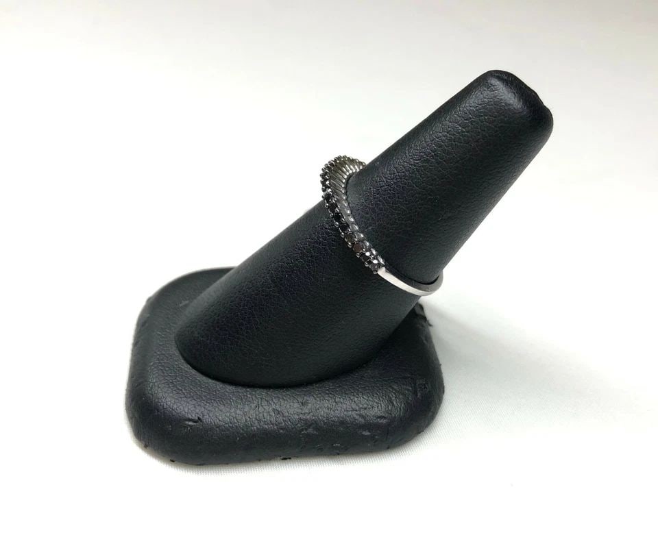 NEW 10K WHITE GOLD BAND WITH 0.25CTW BLACK DIAMONDS (SIZE 7) 1.3 GRAM: WOMEN'S 10K WHITE GOLD BAND WITH BLACK DIAMONDS 10k White Gold Band with Black Diamonds You are bidding on a new with defects 10k White Gold Band with Black Diamonds. The ring has minor scuffs and scr