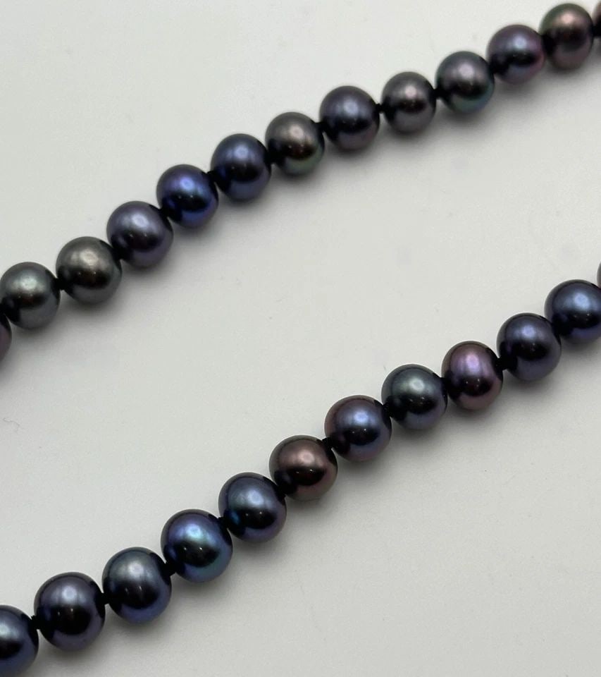 BLACK/PURPLE FRESH WATER CULTURED PEARL NECKLACE 7MM WIDE, 14K GOLD CLASP 18": BLACK/PURPLE FRESH-WATER CULTURED PEARL NECKLACE 7MM WIDE, 14K GOLD CLASP 18INCH Black / Purple Fresh-water Cultured Pearl Necklace 7mm wide, 14k Gold Clasp Condition: Used Material: Fresh-water Cultu