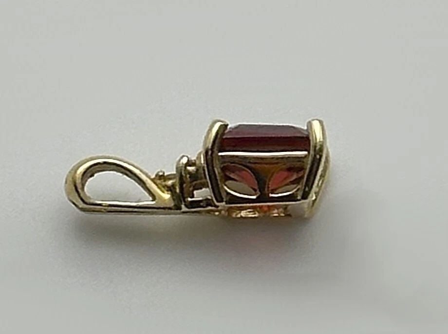 14K GOLD PENDANT WITH GARNET AND 0.03CTS OF DIAMONDS 1.4G: 14K GOLD PENDANT WITH GARNET AND 0.03CTS OF DIAMONDS 1.4G 14k Gold Pendant with Garnet and 0.03cts of Diamonds Condition: Used, has been cleaned by our in house Jewelers Material: 14k Yellow Gold Pend