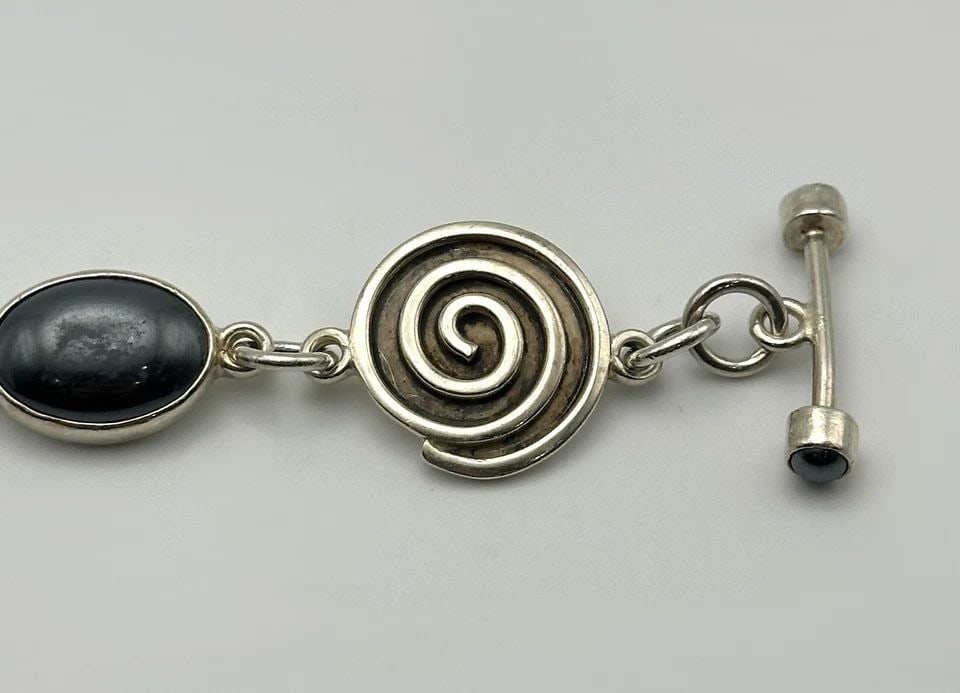 VINTAGE JO STAFINBIL STERLING SILVER BRACELET, BLACK ONYX (7.5 INCH) 34.2 GRAM: VINTAGE JO STAFINBIL STERLING SILVER BRACELET WITH BLACK ONYX 7.5 INCHES Vintage Jo Stafinbil Sterling Silver Bracelet with Black Onyx 7.5 inches Condition: Used Material: 925 Sterling Silver Weight: 