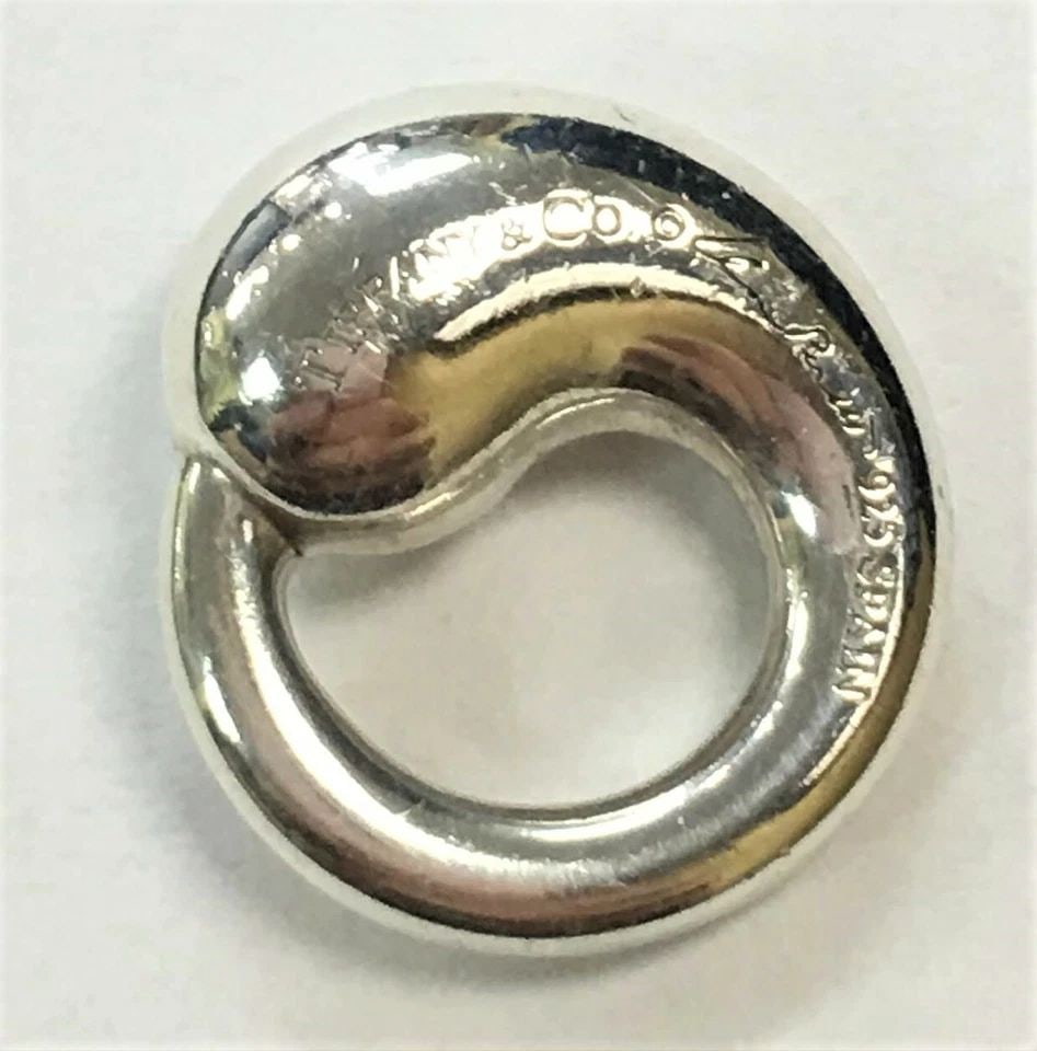 TIFFANY & CO. ELSA PERETTI ETERNAL CIRCLE 925 STERLING SILVER PENDANT: TIFFANY & CO. ELSA PERETTI ETERNAL CIRCLE 925 STERLING SILVER PENDANT Tiffany & Co. Elsa Peretti Eternal Circle 925 Sterling Silver Pendant You are bidding on a Tiffany & Co. Elsa Peretti Eternal Circ