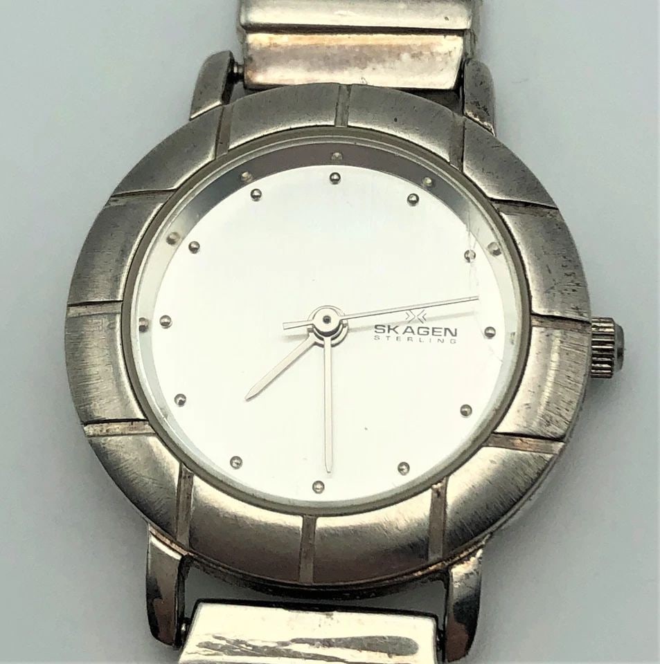 WOMAN'S SKAGEN STERLING SILVER WATCH WITH ROPE STYLE BAND 47.8 GRA: WOMAN'S SKAGEN STERLING SILVER WATCH WITH ROPE STYLE BAND Woman's Skagen Sterling Silver Watch with Rope Style Band You are bidding on a Woman's Skagen Sterling Silver Watch with Rope Style Band. The 