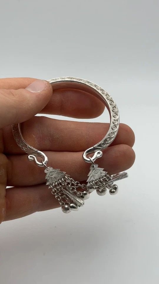 925 STERLING SILVER CUFF WITH DANGLING BELLS ( 6 INCH ) ( 49.4 GRAMS ): 925 STERLING SILVER CUFF WITH DANGLING BELLS 49.4 GRAMS 925 Sterling Silver Cuff with Dangling Bells Condition: Used, Has been cleaned and inspected Material: 925 Sterling Silver Weight: 49.4 grams Cu