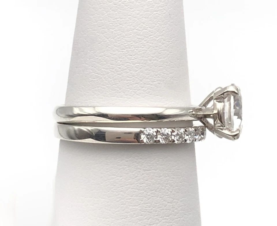 925 STERLING SILVER ENGAGEMENT / WEDDING SET RING AND BAND WITH MOISSANITE: 925 STERLING SILVER ENGAGEMENT / WEDDING SET RING AND BAND WITH MOISSANITE 925 Sterling Silver Engagement / Wedding set Ring and Band with Moissanite You are bidding on a 925 Sterling Silver Engagemen