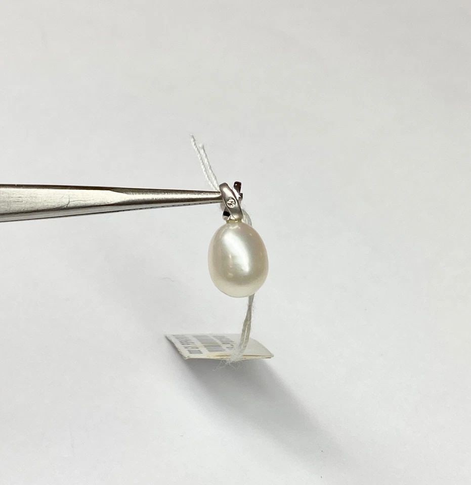 WOMEN'S 18K WHITE GOLD PENDANT WITH 8.5MM PEARL AND 0.01CT DIAMOND 1.3 GRAMS: WOMEN'S 18K WHITE GOLD PENDANT WITH 8.5MM PEARL AND 0.01CT DIAMOND NEW Women's 18k White Gold Pendant with 8.5mm Natural Pearl and 0.01CT Diamond NEW You are bidding on a new with tag Women's 18k Whit