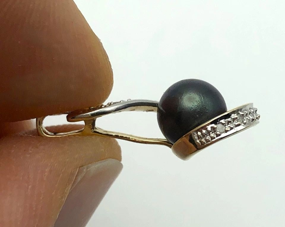 10K GOLD PENDANT WITH BLACK TAHITIAN PEARL AND 0.08CTS OF DIAMONDS 1.6 GRAMS (1 of 2)