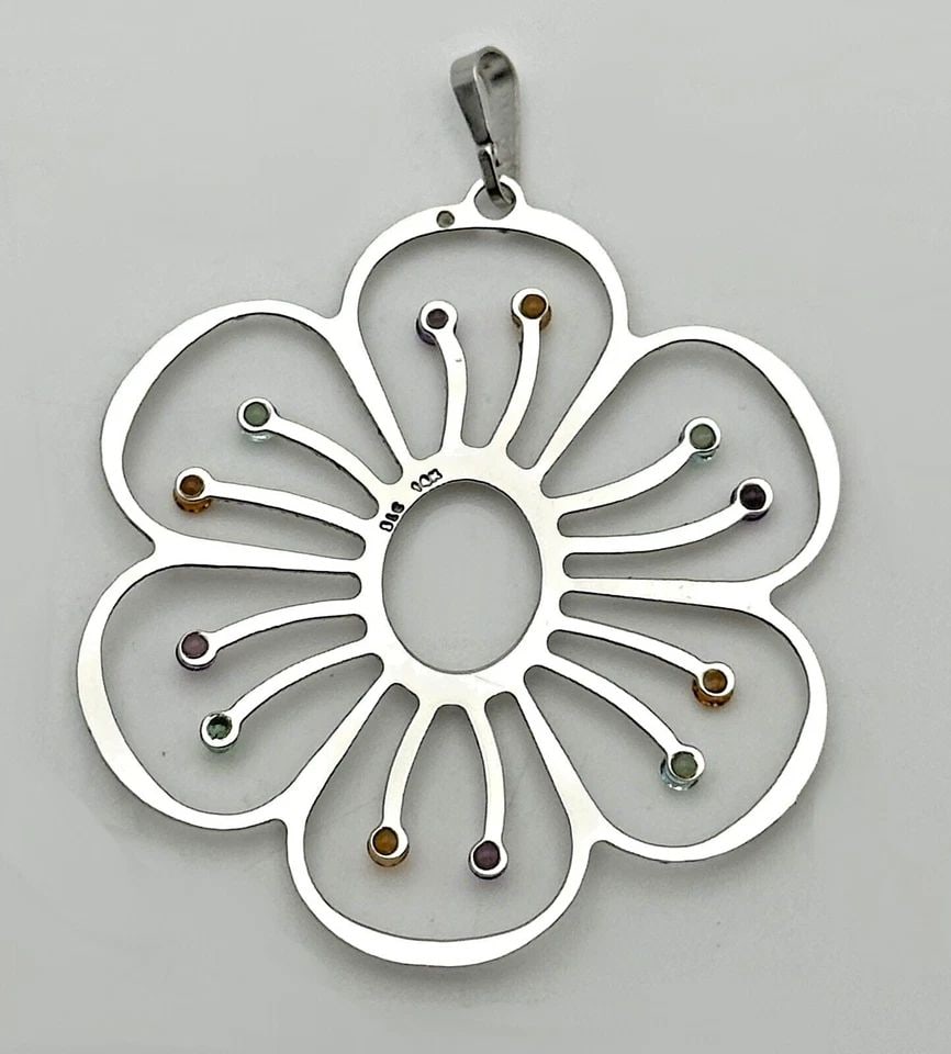 DAINTY THIN 14K WHITE GOLD FLOWER PENDANT WITH MULTI COLORED C.Z. STONES 1.6G: Dainty Thin 14k White Gold Flower Pendant with Multi Colored C.Z. Stones Condition: Used Material: 14k White Gold Pendant Size: 2 inches x 1.5 inches Total Weight: 1.6 grams Stone Info: All stones in 