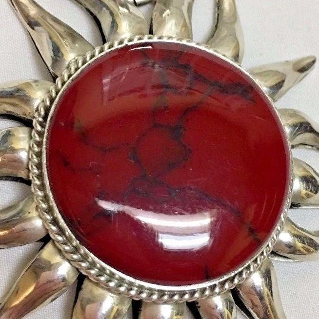 VINTAGE SUN PENDANT 950 SILVER WITH RED GEM STONE 38 GRAM: VINTAGE SUN PENDANT 950 SILVER WITH RED GEM STONE 38G Vintage Sun Pendant 950 Silver with Red Gem Stone 38g You are bidding on a pre-owned Vintage Sun Pendant 950 Silver with Red Gem Stone. Weighs 38 