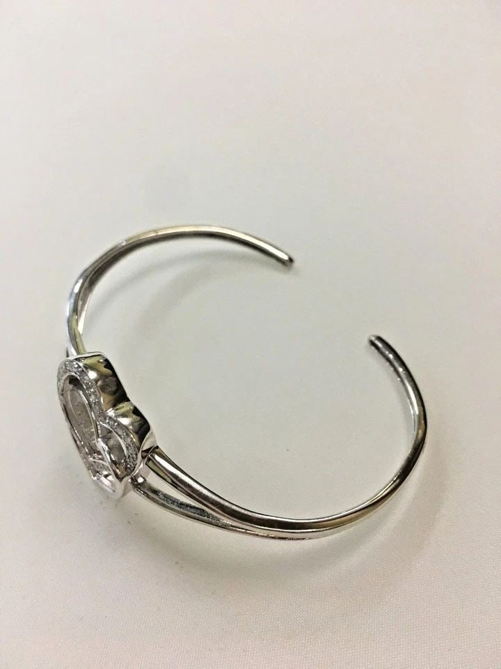 925 STERLING SILVER HEART BANGLE BRACELET WITH 0.25CTW DIAMONDS 7.7 GRAMS: STERLING SILVER BRACELET WITH DIAMONDS Sterling Silver Bracelet with Diamonds You are bidding on a pre-owned Sterling Silver Bracelet with Diamonds. There are few minor scratches on the bracelet from 