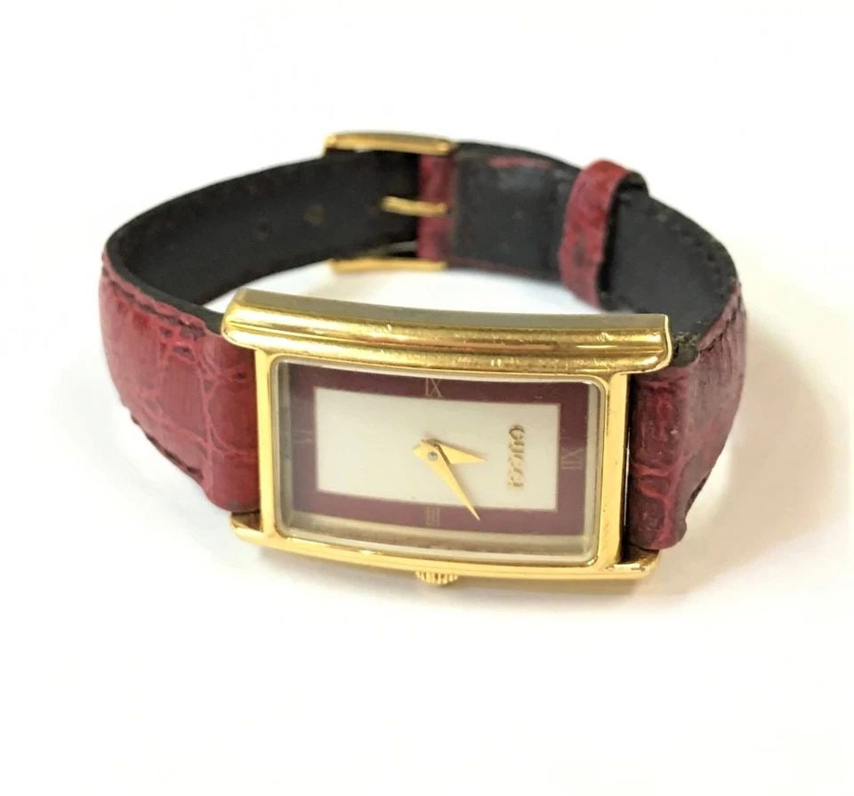 WOMAN'S GUCCI RED WATCH WITH LEATHER BAND MODEL:2600L (19MM): WOMAN'S GUCCI RED WATCH WITH LEATHER BAND MODEL:2600L (19MM) Woman's Gucci Red Watch with Leather Band Model:2600L You are bidding on a Woman's Gucci Red Watch with Leather Band Model:2600L. Watch has