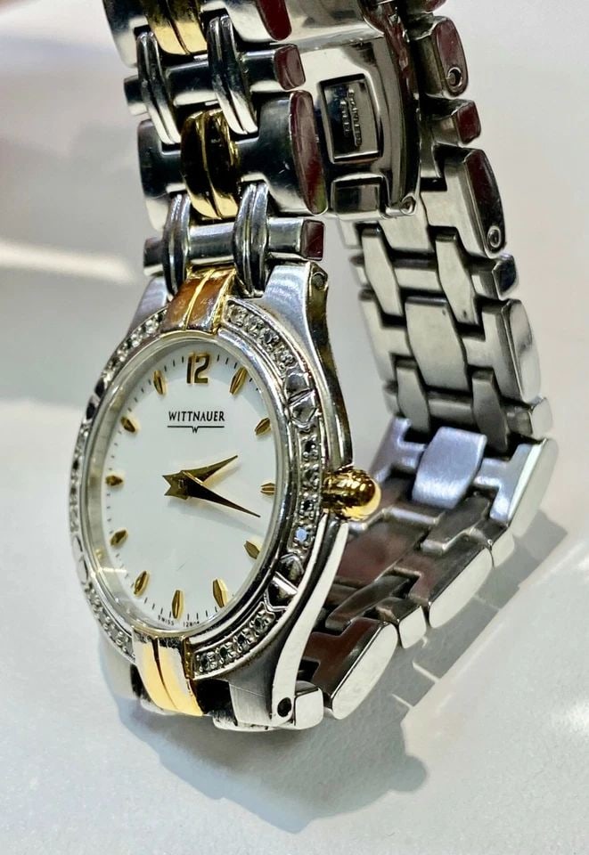 WOMEN'S WITTNAUER TWO-TONED GOLD PLATED STAINLESS 24 DIAMOND BEZEL WATCH: WOMEN'S WITTNAUER TWO-TONED GOLD PLATED STAINLESS 24 DIAMOND BEZEL WATCH Women's Wittnauer Two-Toned Gold Plated Stainless 24 Diamond Bezel Watch You are bidding on a pre-owned Women's Wittnauer Two-T