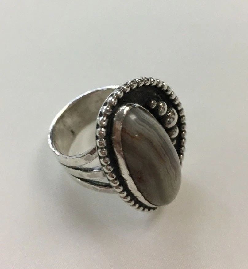 CUSTOM MADE STERLING SILVER RING WITH GREY AGATE STONE SIZE: 6.5 11.1G: CUSTOM MADE STERLING SILVER RING WITH GREY AGATE STONE Sterling Silver ring with Grey Agate Stone You are bidding on a pre-owned Sterling Silver ring with Grey Agate Stone. There are few minor scratch