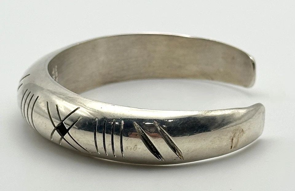 925 MEXICO STERLING SILVER BANGLE WITH UPPER CUTS 23.9 GRAMS (6 INCH): 925 MEXICO STERLING SILVER BANGLE WITH UPPER CUTS 23.9 GRAMS 6 INCH 925 Mexico Sterling Silver Bangle with upper cuts Condition: Used Material: 925 Sterling Silver Weight: 23.9 grams Bracelet Size: fi