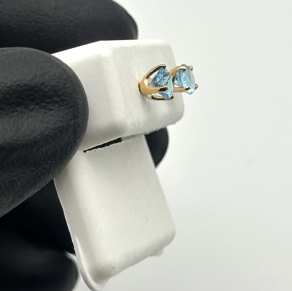 14K YELLOW GOLD EARRINGS SET WITH 1.16CTS BLUE TOPAZ 0.9 GRAM: 14K YELLOW GOLD EARRINGS SET WITH 1.16CTS BLUE TOPAZ 0.9G 14k Yellow Gold Earrings set with 1.16cts of Blue Topaz stones Condition: Used, have been cleaned by our Jewelers Material: 14k Yellow Gold We
