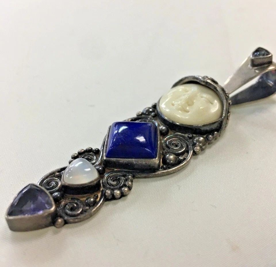 VINTAGE SAJEN 925 STERLING SILVER PENDANT WITH MULTIPLE STONES: VINTAGE SAJEN STERLING SILVER PENDANT WITH MULTIPLE STONES Vintage Sajen Sterling Silver Pendant with multiple stones You are bidding on a pre-owned Vintage Sajen Sterling Silver Pendant with multiple
