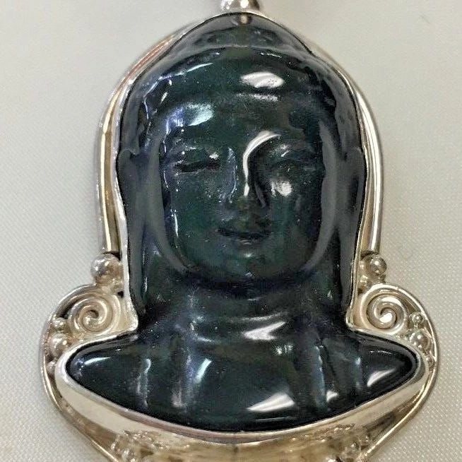 SAJEN 925 STERLING SILVER PENDANT WITH ONYX 19.2 GRAM: SAJEN STERLING SILVER PENDANT WITH ONYX Sajen Sterling Silver Pendant with Onyx You are bidding on a pre-owned Sajen Sterling Silver Pendant with Onyx. There are few minor scratches on the pendant fro