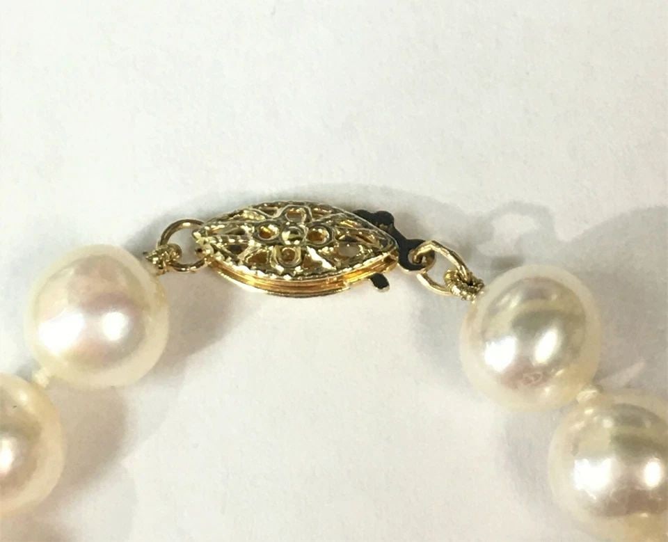 WHITE PEARL NECKLACE WITH 14K GOLD CLASP ( 18.5 INCH ) 30.4G: WHITE PEARL NECKLACE WITH 14K GOLD CLASP (18.5 INCHES LONG) White Pearl Necklace with 14k Clasp You are bidding on a White Pearl Necklace with 14k Clasp. The necklace is used and has some sign of wear
