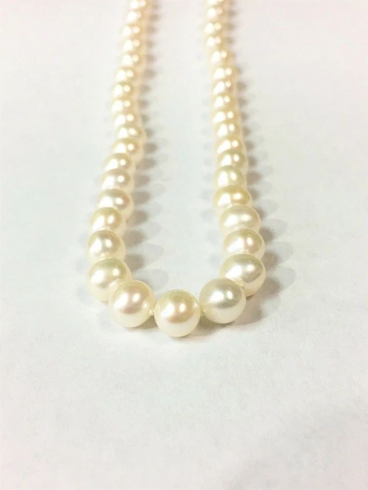 WHITE PEARL NECKLACE 14K GOLD CLASP ( 17.5 INCH ): WHITE PEARL NECKLACE 14K GOLD CLASP (17.5" INCHES LONG) White Pearl Necklace 14k Gold Clasp You are bidding on a pre-owned White Pearl Necklace 14k Gold Clasp. The pearls look good but it is still use