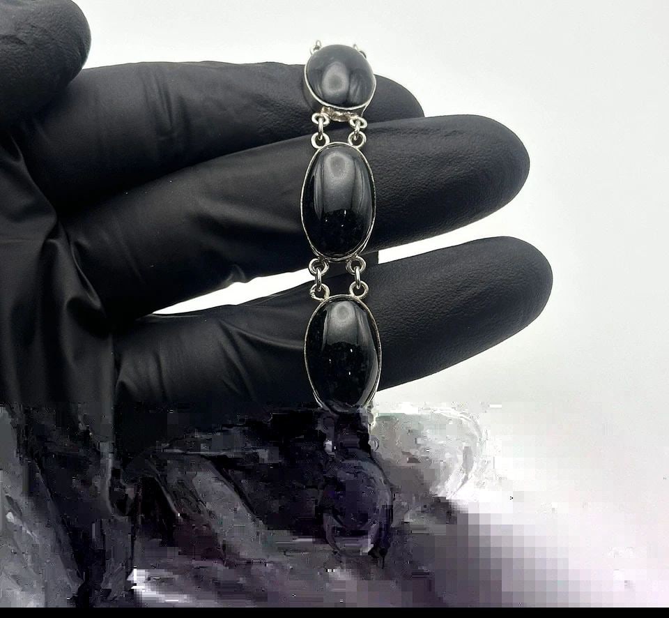 925 STERLING SILVER BRACELET WITH NATURAL ONYX STONES (7.75 INCH) 31.1GRAMS: 925 STERLING SILVER BRACELET WITH NATURAL ONYX STONES 7.75" 31.1 GRAMS 925 Sterling Silver Bracelet with Natural Onyx Stones Condition: Used, has been cleaned Material: 925 Sterling Silver Weight: 31.