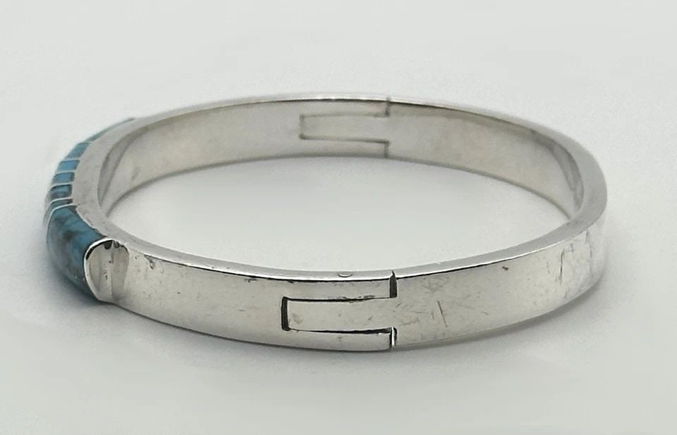 925 STERLING SILVER MEXICO, BANGLE WITH LAB TURQUOISE ( 7 INCH ) 33.9 GRAMS: 925 STERLING SILVER MEXICO, BANGLE WITH LAB TURQUOISE 7 INCHES 33.9 GRAMS 925 Sterling Silver Mexico, Bangle with inlayed Lab-Created Turquoise Condition: Used Material: 925 Sterling Silver Weight: 33