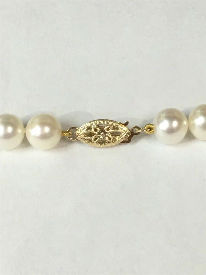 WHITE PEARL NECKLACE WITH 14K GOLD CLASP ( 17.5 INCH ) 32.3 GRAM: WHITE PEARL NECKLACE WITH 14K GOLD CLASP (17.5" INCHES LONG) White Pearl Necklace with 14k Gold Clasp You are bidding on a White Pearl Necklace with 14k Gold Clasp. The pearls have some wear on them f