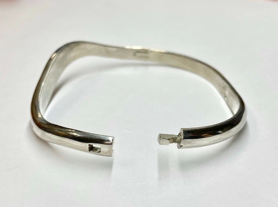 STERLING SILVER HINGED BRACELET WITH LAB-CREATED OPAL INLAY ( 19.7 GRAM ): WOMEN'S STERLING SILVER HINGED BRACELET WITH SYNTHETIC OPAL INLAY Women's Sterling Silver Hinged Bracelet with Synthetic Opal Inlay You are bidding on a pre-owned Women's Sterling Silver Hinged Bracel