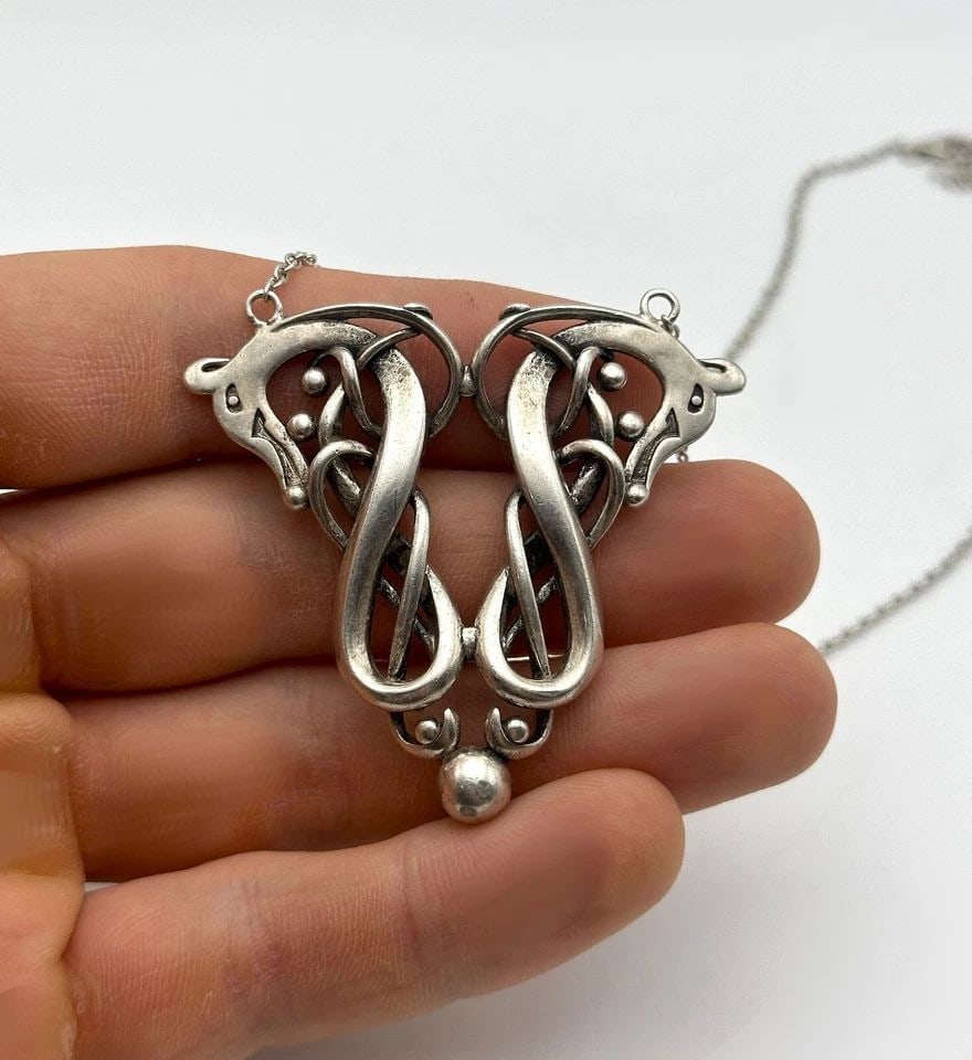 925 STERLING SILVER URNES NORSE PENDANT WITH 20" CHAIN 27.1 GRAMS: 925 STERLING SILVER URNES NORSE PENDANT WITH 20" CHAIN 27.1 GRAMS 925 Sterling Silver Urnes Norse Pendant with 20" Chain Condition: Used Material: 925 Sterling Silver Necklace Size / Info: 20 inches l