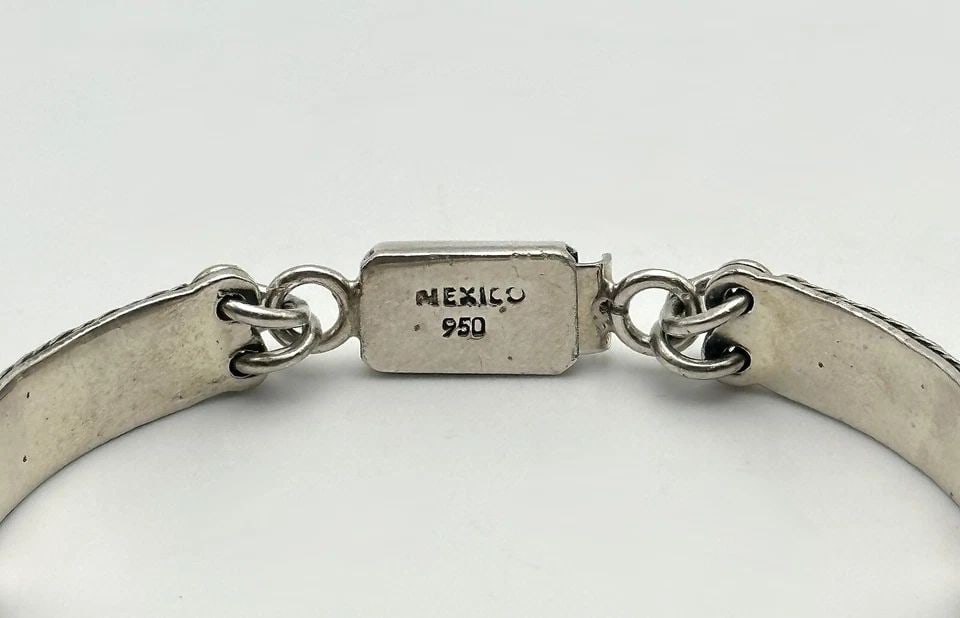 950 MEXICO SILVER LINKED BRACELET WITH ANTIQUING 7.5MM ( 7 INCH ) 25 GRAMS: 950 MEXICO SILVER BRACELET 7 INCHES 7.5MM 25 GRAMS 950 Mexico Silver Bracelet Condition: Used, has been cleaned Material: 950 Silver Weight: 25 grams Bracelet Size: 7 inches long, 7.5mm wide Bracelet 