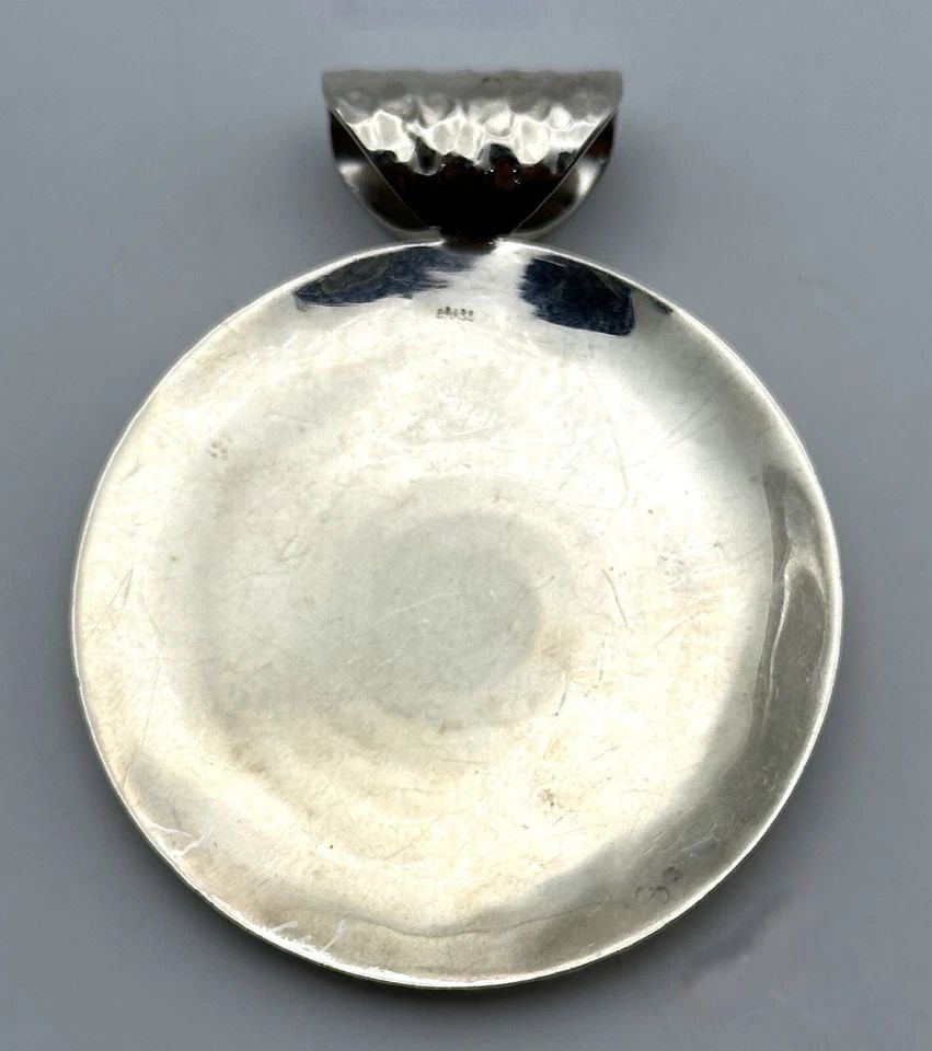 925 STERLING SILVER ROUND HAMMER FINISHED PENDANT WITH BRASS SWIRL CENTER 22.3G (1 of 2)