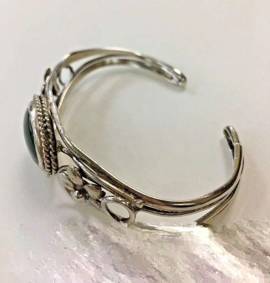 925 STERLING SILVER BANGLE BRACELET WITH GREEN STONE ( 21.6 GRAMS ): STERLING SILVER BRACELET WITH GREEN STONE Sterling silver bracelet with Green Stone You are bidding on a pre-owned Sterling silver bracelet with Green Stone. There are minor scratches on the bracelet 