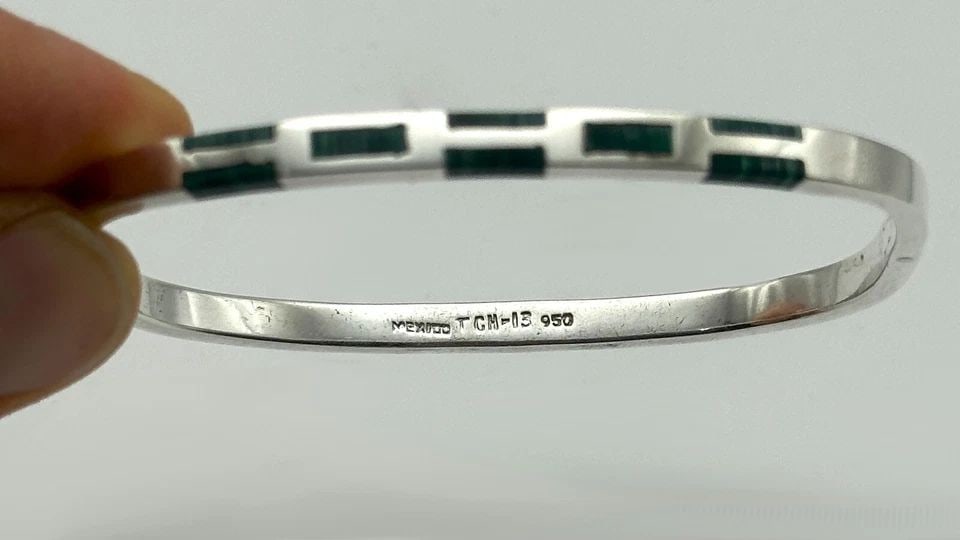 925 STERLING SILVER MEXICO BANGLE BRACELET, MALACHITE (7.5 INCH) 19.8 GRAMS: 925 STERLING SILVER MEXICO BANGLE BRACELET WITH MALACHITE 7.5" 19.8 GRAM 925 Sterling Silver Mexico Bangle Bracelet with Malachite Condition: Used Material: 925 Sterling Silver Weight: 19.8 grams Brac