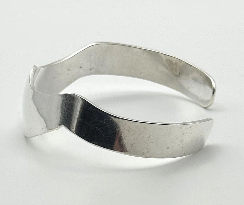 925 MEXICO STERLING SILVER CURVED CUFF / BRACELET (6.75 INCH) 19.6 GRAMS: 925 MEXICO STERLING SILVER CURVED CUFF / BRACELET 6.75 INCHES 19.6 GRAMS 925 Mexico Sterling Silver Curved Cuff / Bracelet Condition: Used Material: 925 Sterling Silver Weight: 19.6 grams Bracelet Siz