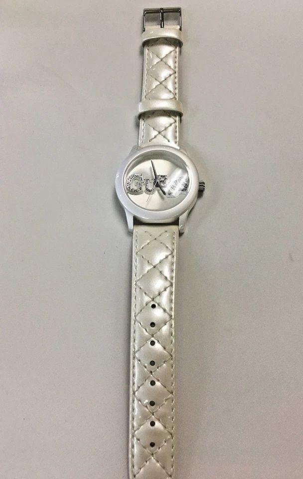 NEW GUESS WOMEN W70040L1 CLASSIC WHITE QUILTED LEATHER WATCH: GUESS WOMEN W70040L1 CLASSIC WHITE QUILTED LEATHER WATCH Guess Women W70040L1 Classic White Quilted Leather Watch You are bidding on a Guess Women W70040L1 Classic White Quilted Leather Watch. The wat