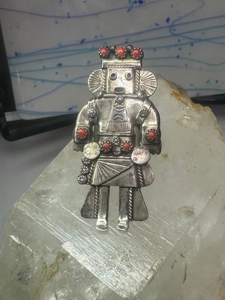 NAVAJO RING LONG KACHINA CORAL SIZE 9 STERLING SILVER WOMEN: NAVAJO RING LONG KACHINA CORAL SIZE 9 STERLING SILVER WOMEN Navajo Ring Long Kachina coral size 9 sterling silver women Size 9 Weight 19.9g Length. 2. 3/8" Width 1 1/8" Thinnest part of band 3/16"